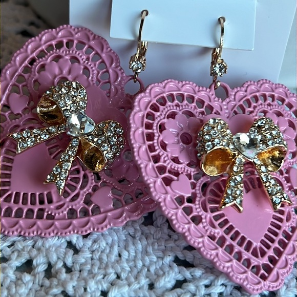 Gorgeous Betsey Johnson Light Pink Doily & Gold jeweled Bow Earrings Valentines - Picture 5 of 5